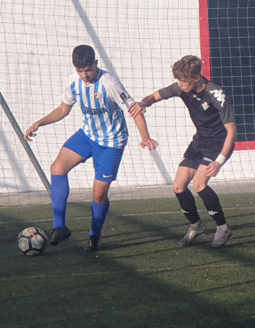 Saúl jugando al fútbol, antes de dedicarse al entrenamiento personal online