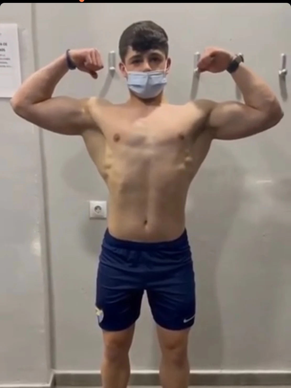 Saúl en sus inicios de entrenamiento de fuerza